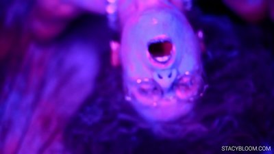 Bayi masturbasi di depan kamera dan membawa dirinya ke orgasme.