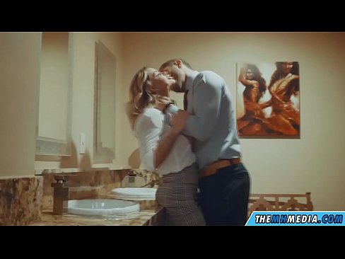 ❤️ Ketika seorang pirang berdada menggoda Anda di toilet umum ️❌ Porno pada kami